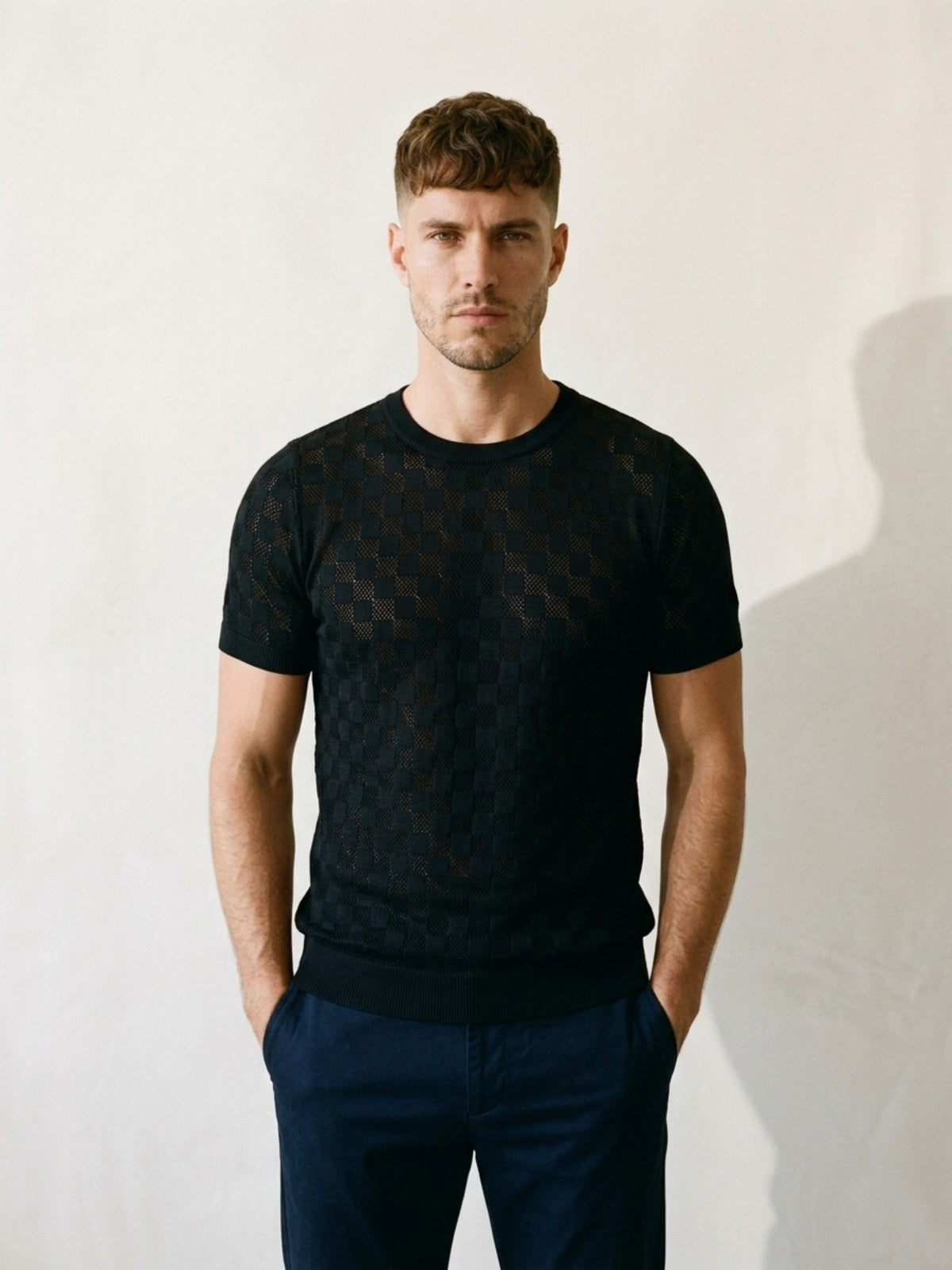 Preto | Camiseta de tricô Sartong Svolvær preto – vista de frente, recorte próximo