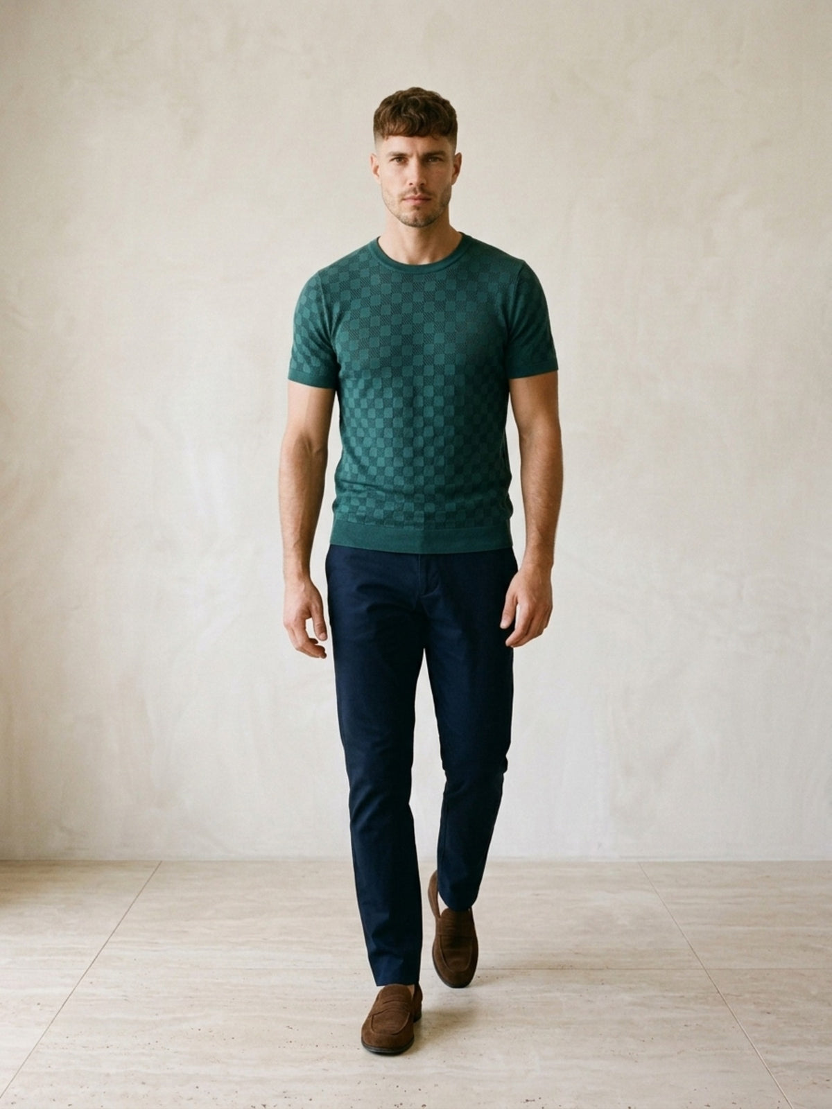 Verde | Camiseta de tricô Sartong Svolvær verde – corpo inteiro, modelo caminhando