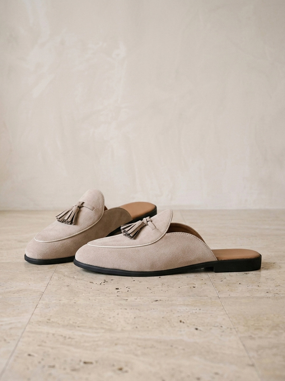 Bege | Mule de camurça com tassel Symi bege – par de lado, foto de produto