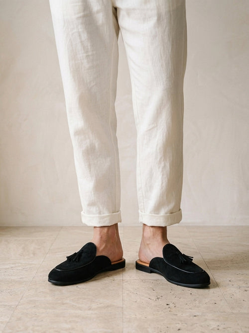 Preto | Mule de camurça com tassel Symi preto – nos pés, vista de frente