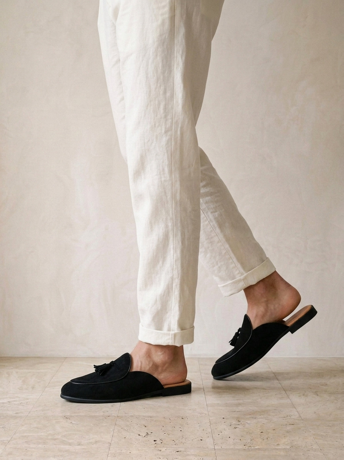 Preto | Mule de camurça com tassel Symi preto – nos pés, caminhando