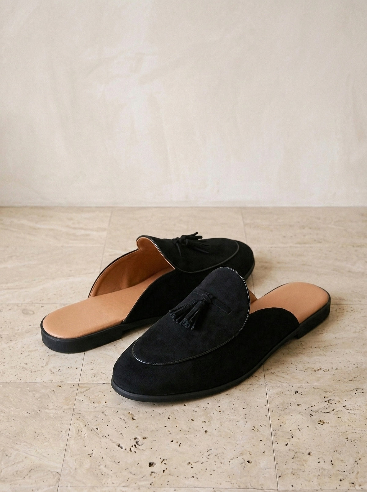 Preto | Mule de camurça com tassel Symi preto – par em ângulo, vista três quartos