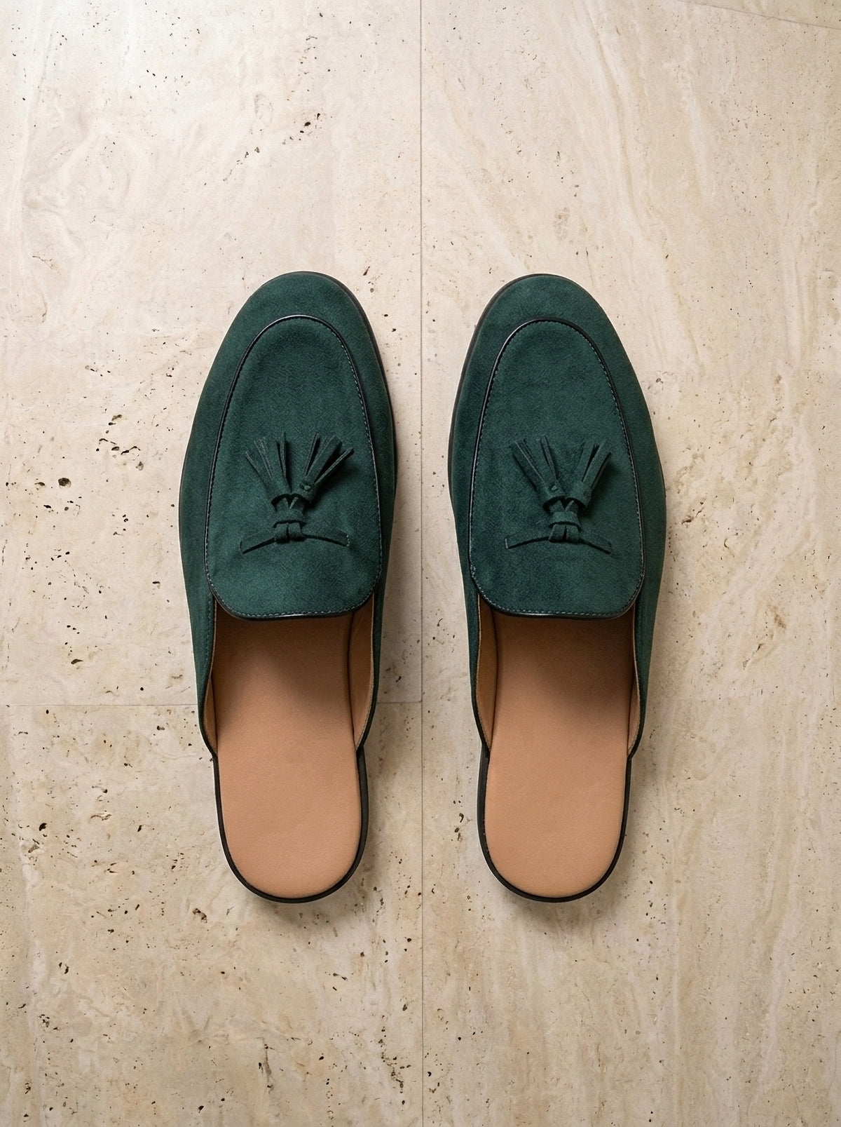 Verde | Mule de camurça com tassel Symi verde – par visto de cima