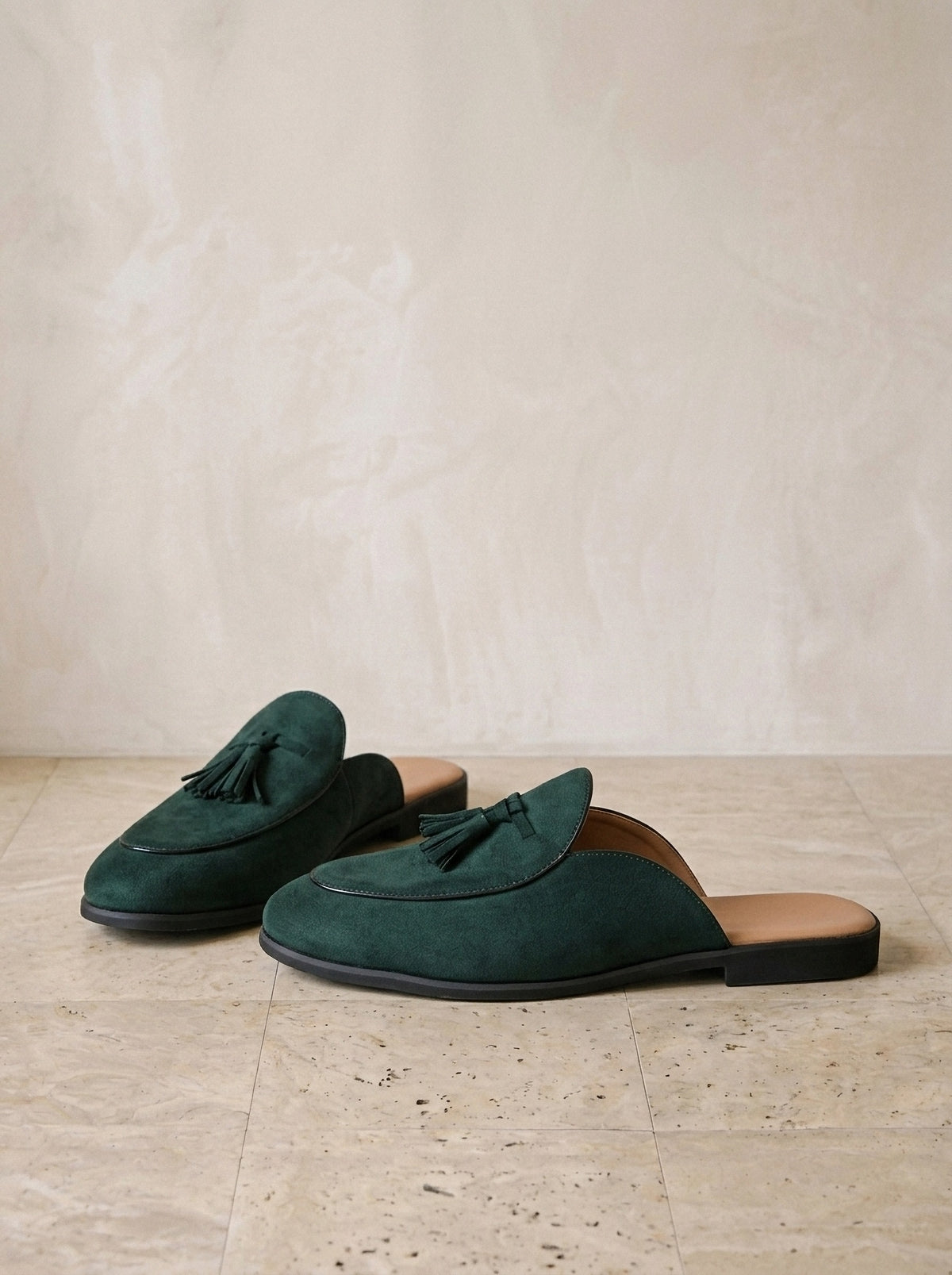 Verde | Mule de camurça com tassel Symi verde – par de lado, foto de produto
