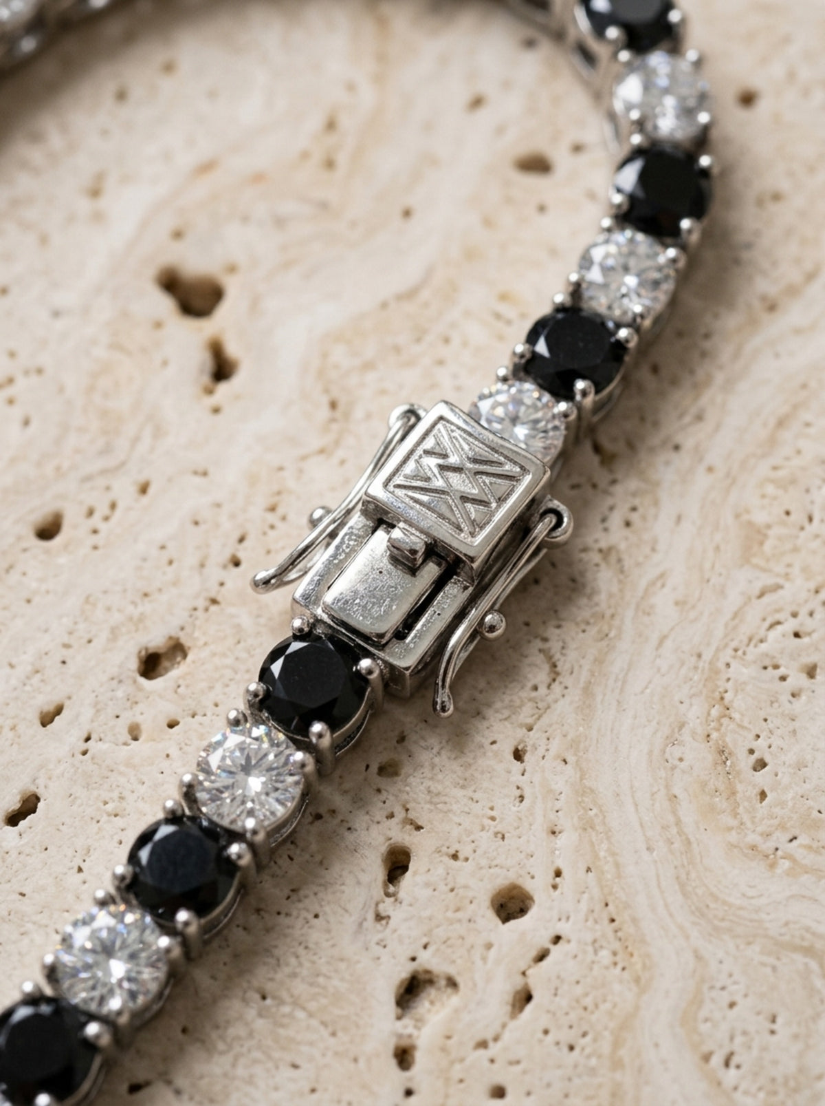 Prata | Pulseira riviera de moissanite preto e branco Syros – macro do fecho caixa com trava de segurança e das pedras