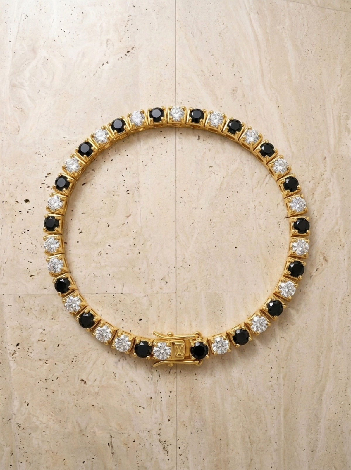 Dourado | Pulseira riviera de moissanite preto e branco Syros – peça vista de cima, fechada em círculo