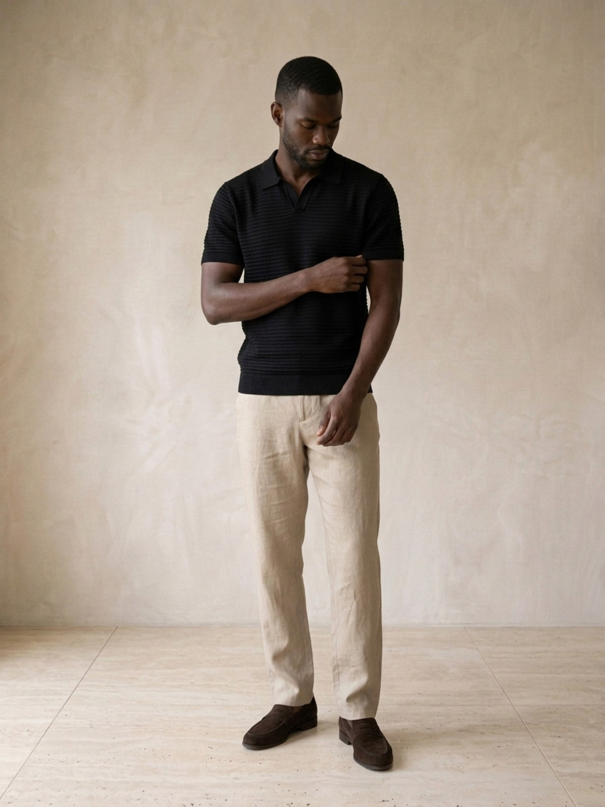 Preto | Camisa polo de tricô Sartong Szeged preto – modelo ajustando a manga