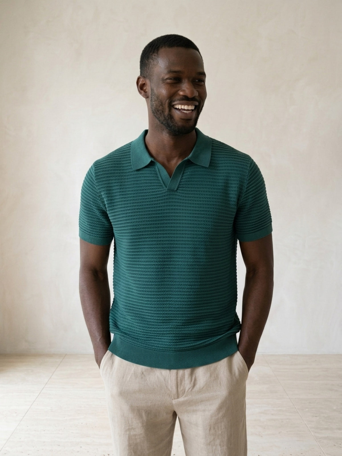 Verde | Camisa polo de tricô Sartong Szeged verde – modelo sorrindo, recorte médio