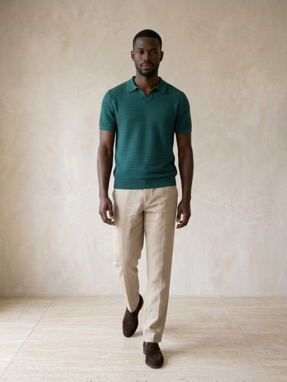 Verde | Camisa polo de tricô Sartong Szeged verde – corpo inteiro, modelo caminhando