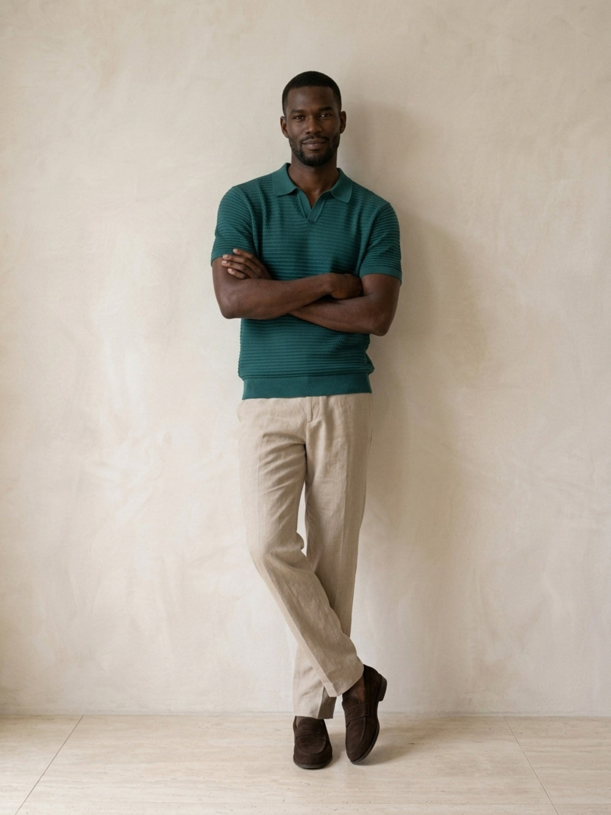 Verde | Camisa polo de tricô Sartong Szeged verde – modelo encostado na parede