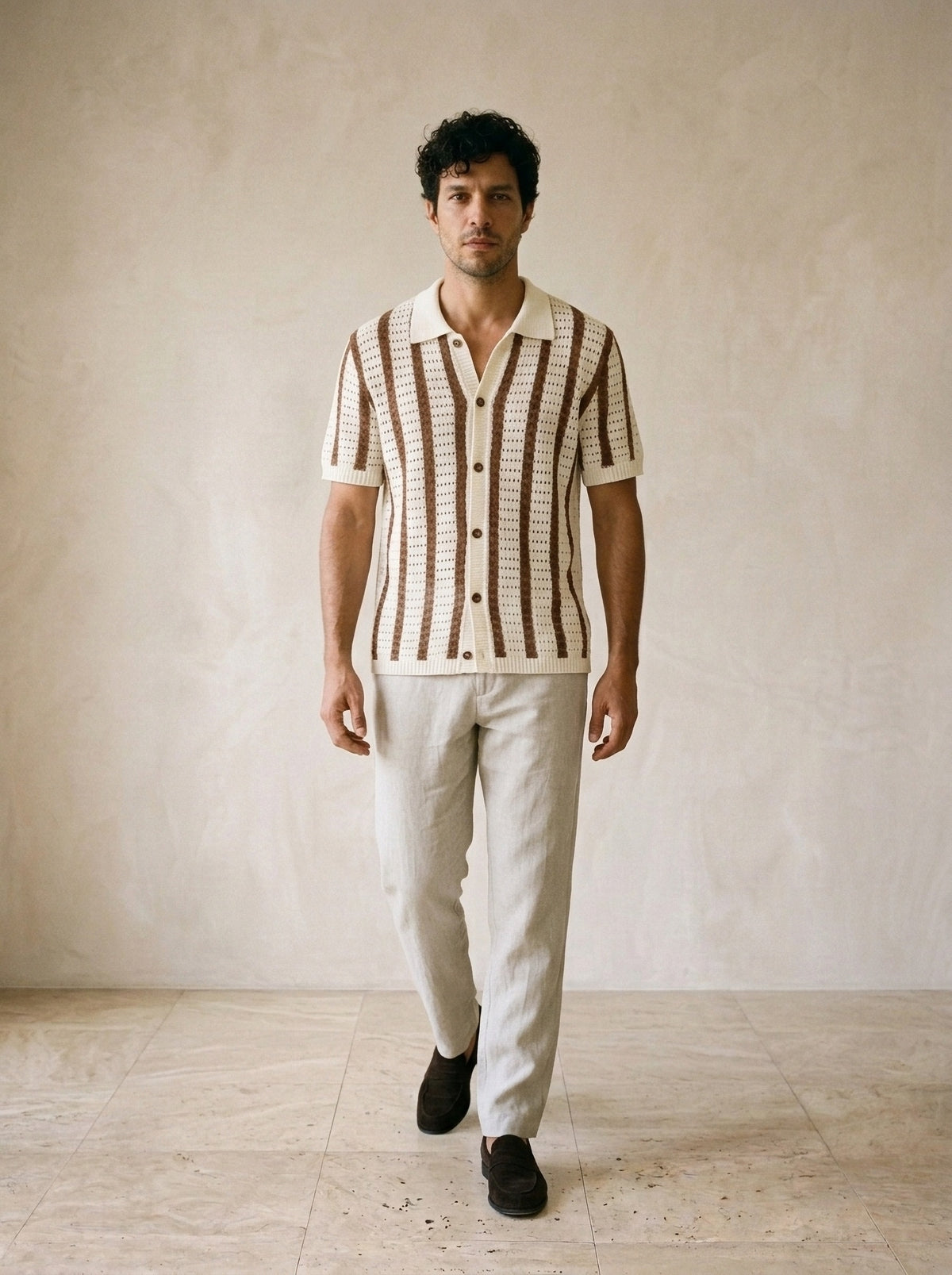 Marrom | Camisa de crochê Szentendre marrom – corpo inteiro, modelo caminhando