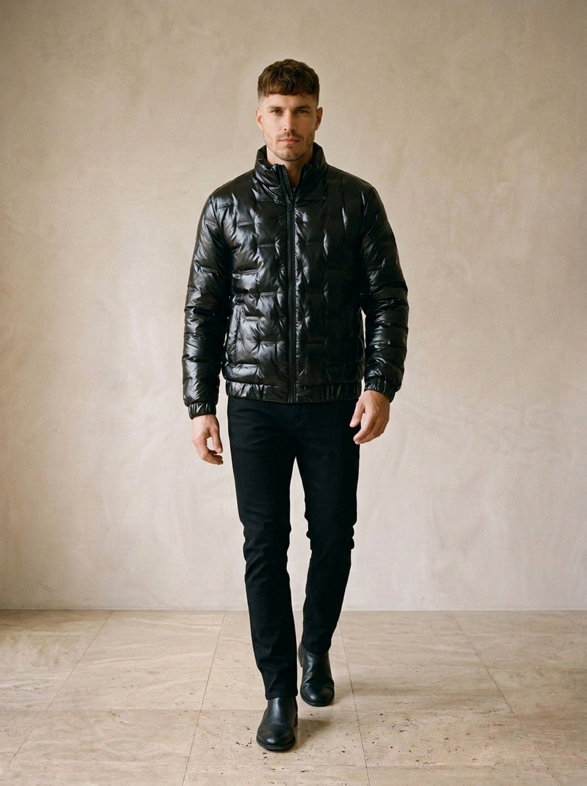 Preto | Jaqueta puffer brilhante Tampere preto – corpo inteiro, modelo caminhando