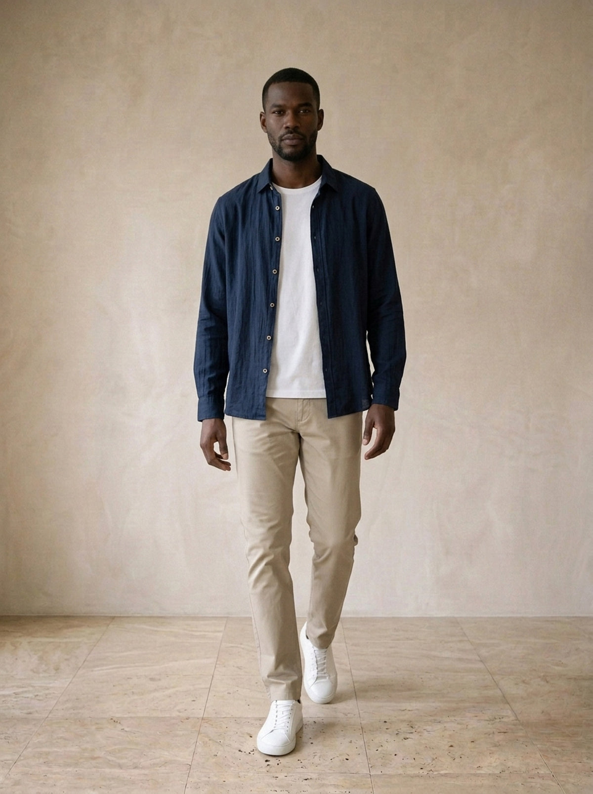 Azul-marinho | Camisa de algodão e linho Taormina azul-marinho – corpo inteiro, modelo caminhando
