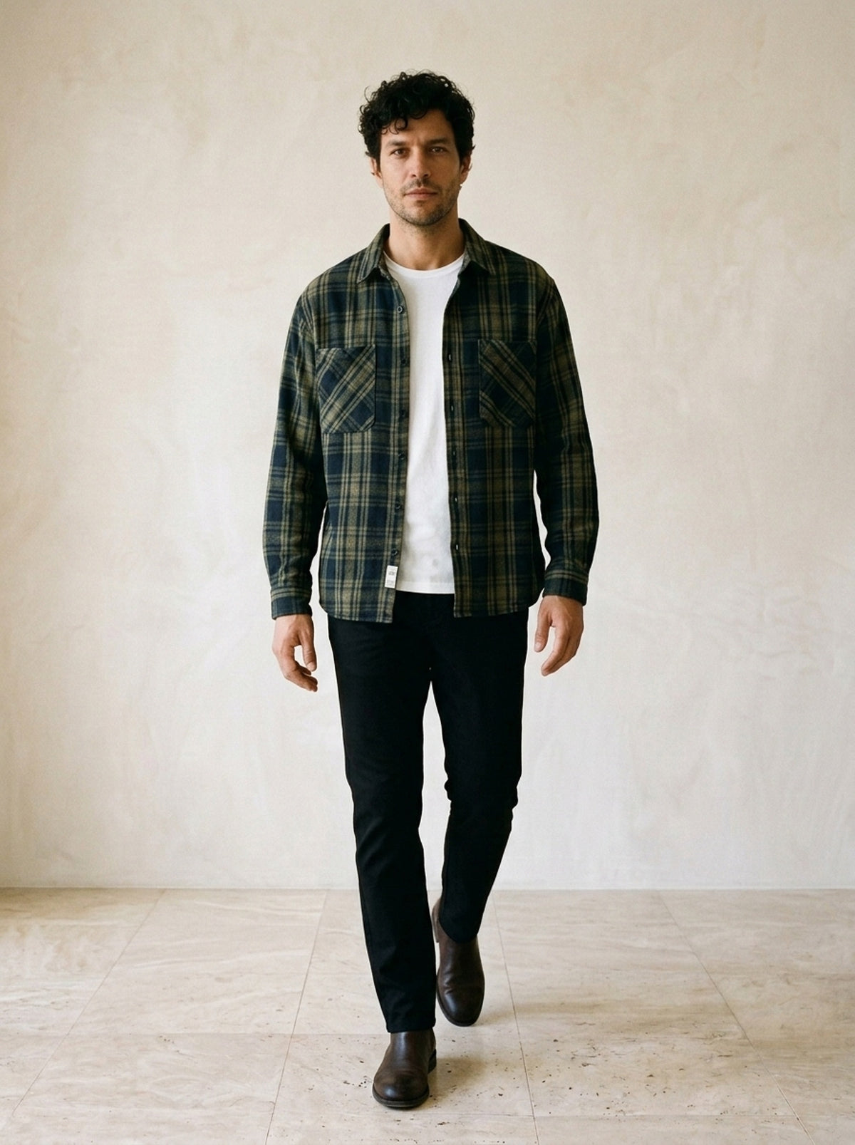 Verde | Camisa xadrez de flanela Tarifa verde – corpo inteiro, modelo caminhando