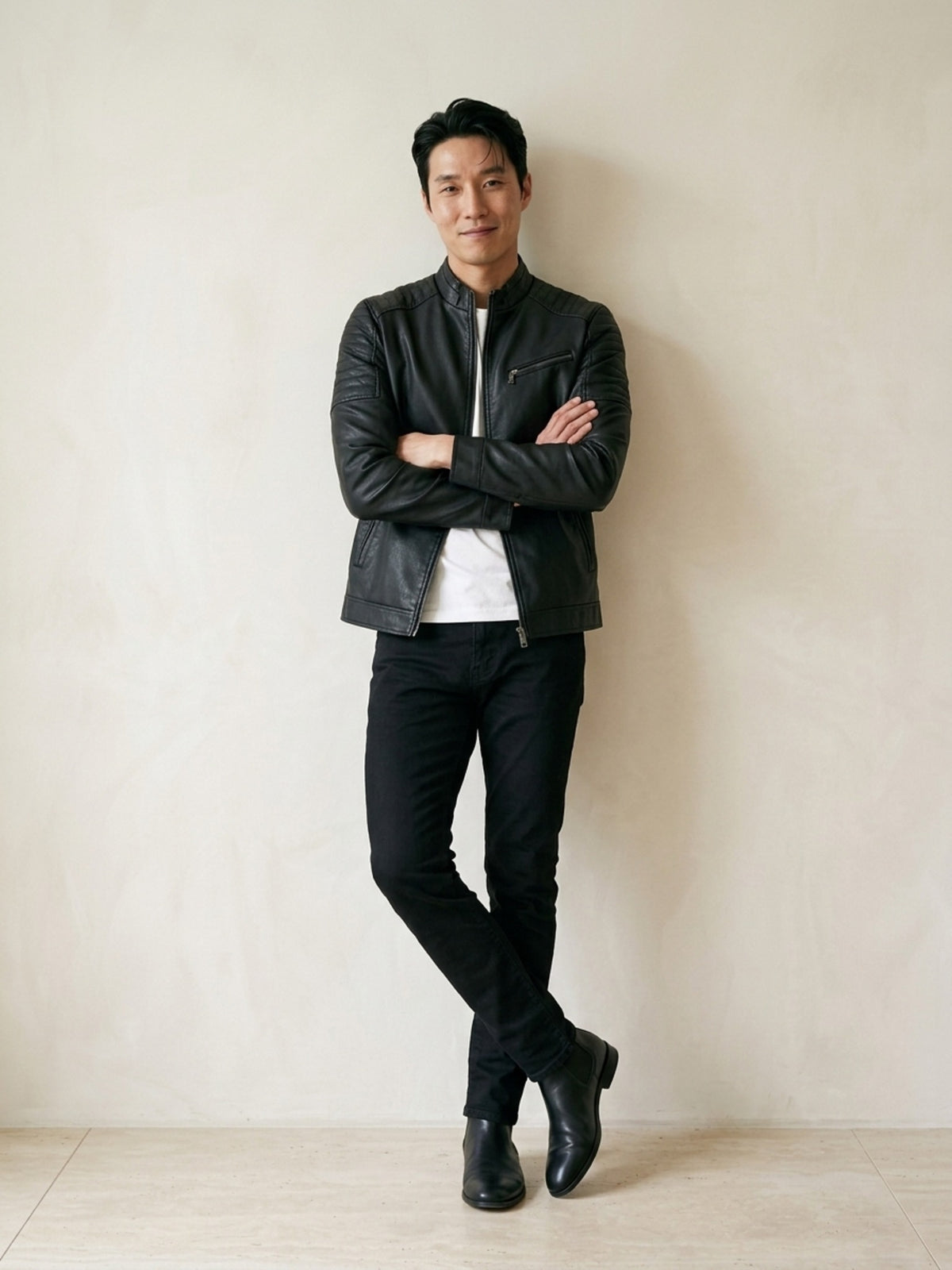 Preto | Jaqueta casual Tartu preto – modelo encostado na parede