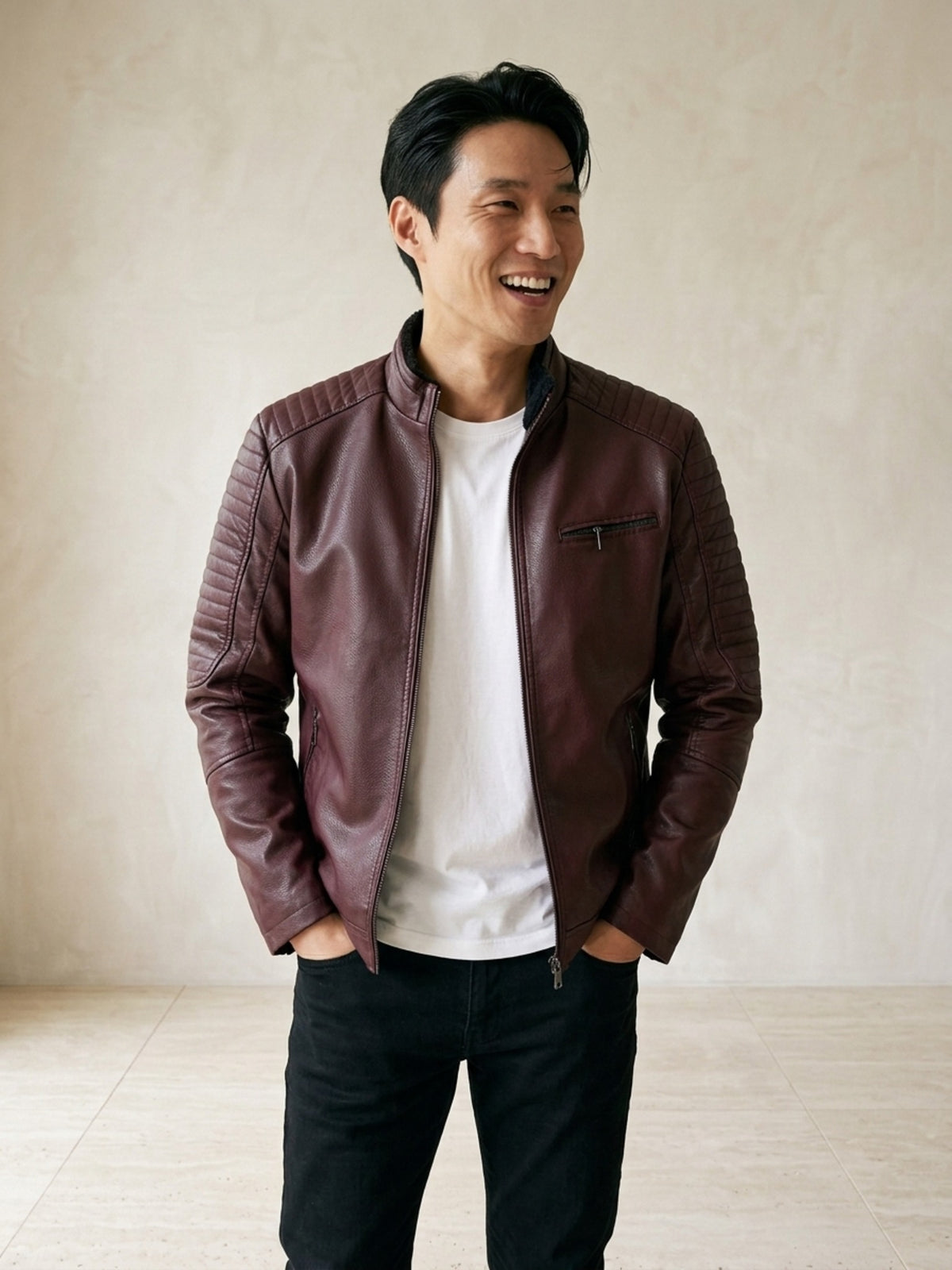 Vinho | Jaqueta casual Tartu vinho – modelo sorrindo, recorte médio