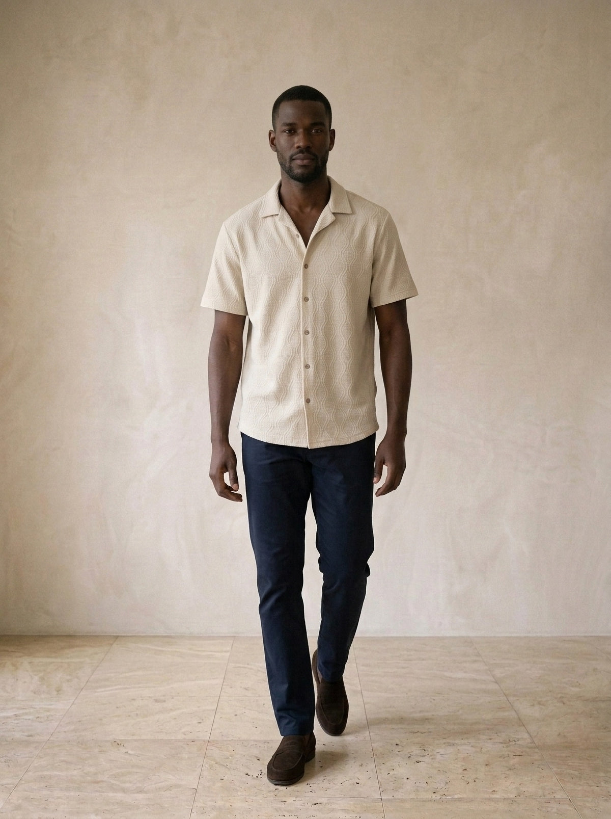 Caqui | Camisa social aveludada Tavira caqui – corpo inteiro, modelo caminhando