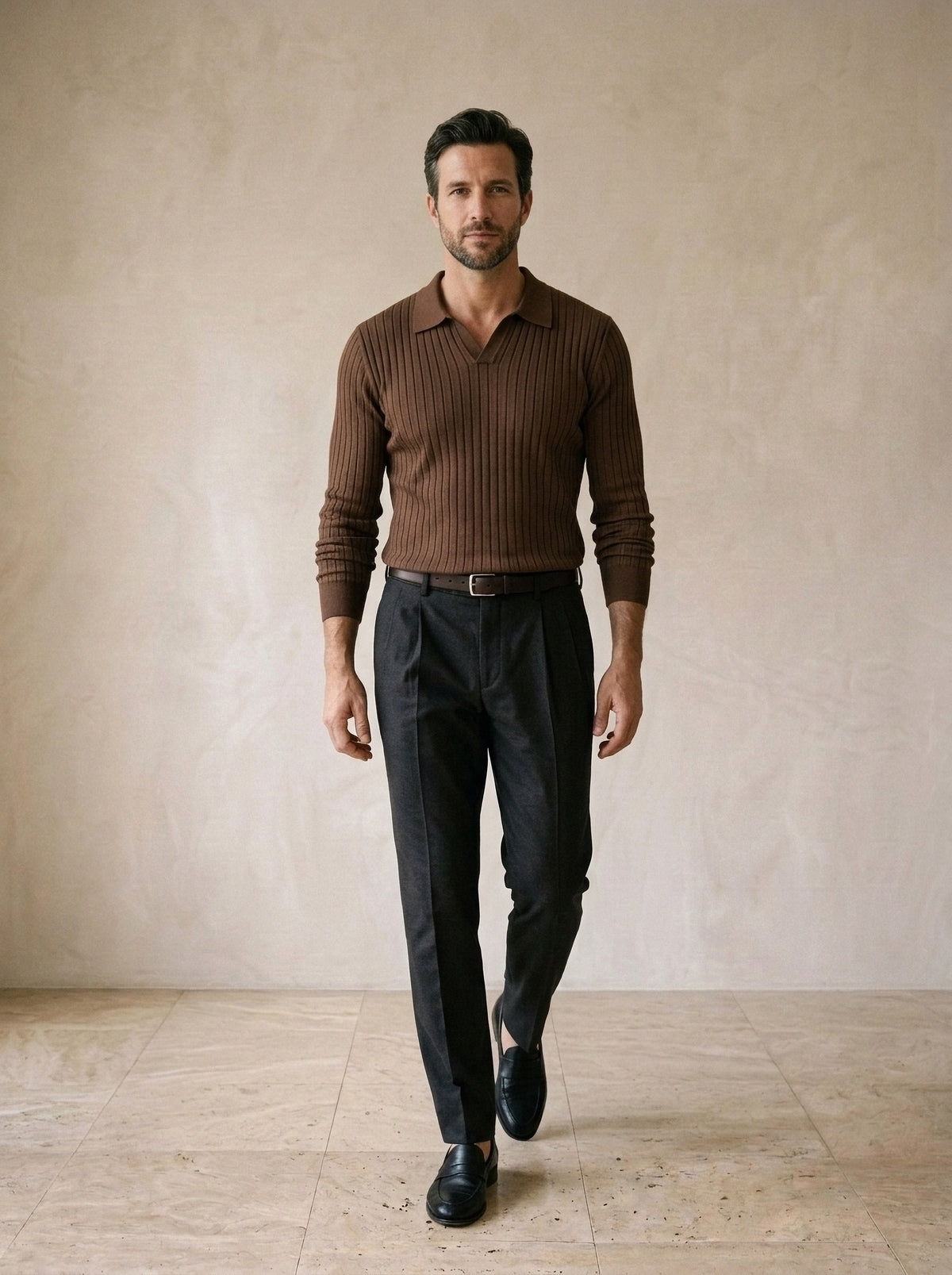 Marrom | Polo de tricô Tenby marrom – corpo inteiro, modelo caminhando