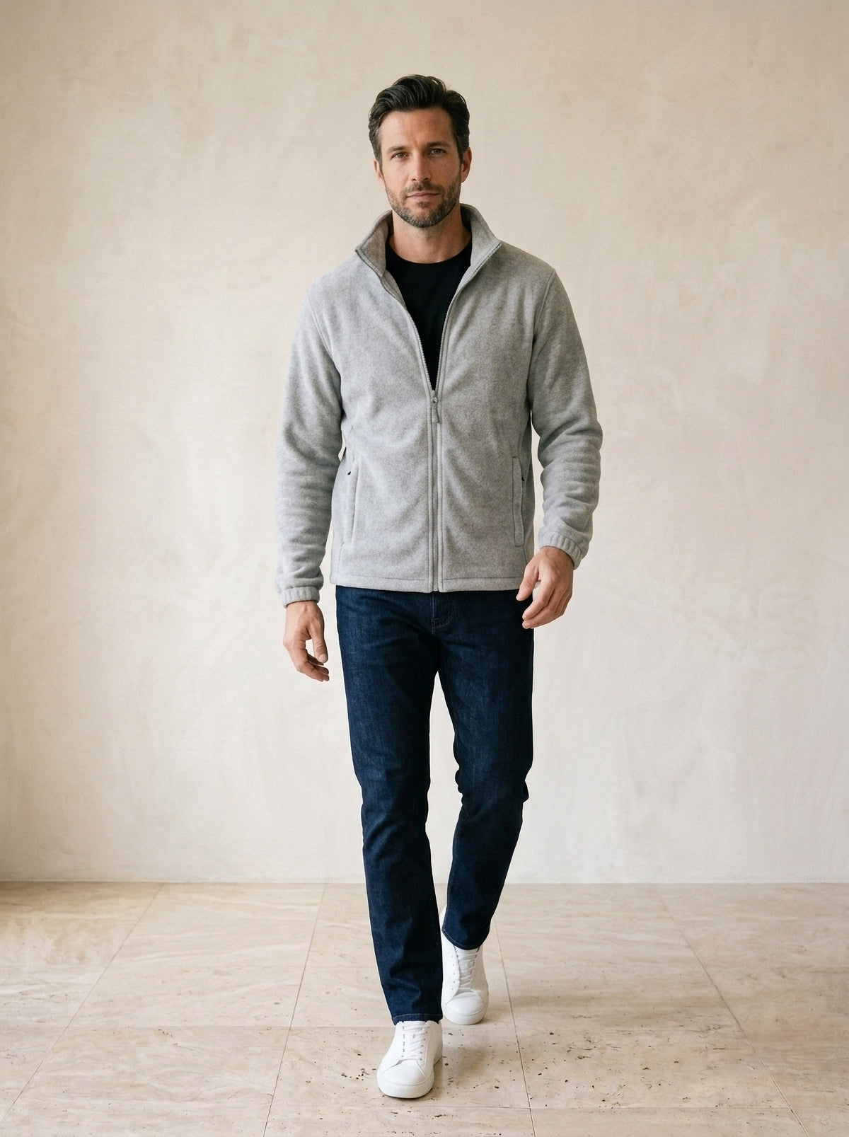Cinza | Jaqueta de fleece com zíper Tilburg cinza – corpo inteiro, modelo caminhando