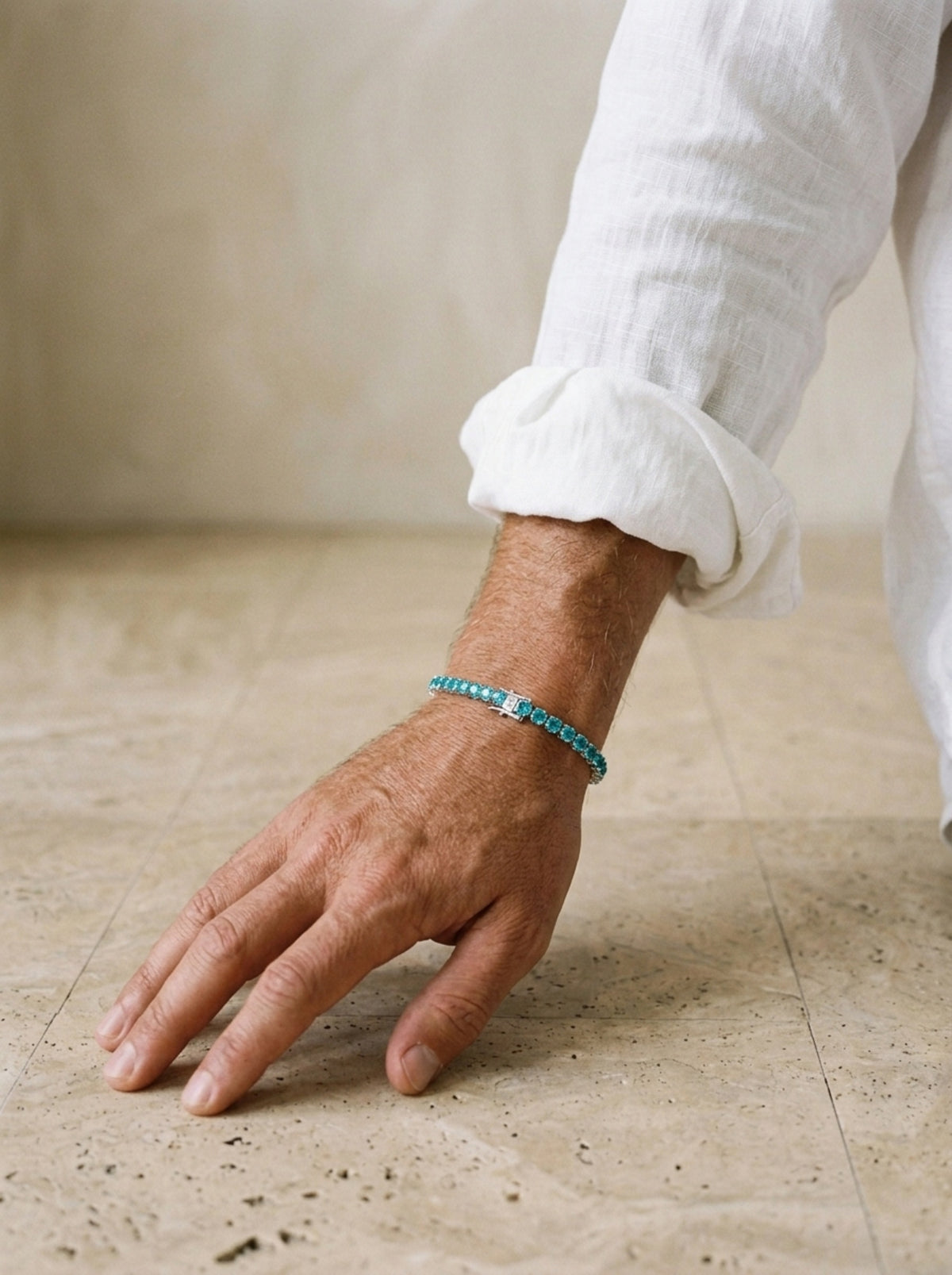 Prata | Pulseira riviera de zircônia azul Paraíba Tinos – no pulso, com punho de camisa de linho branca