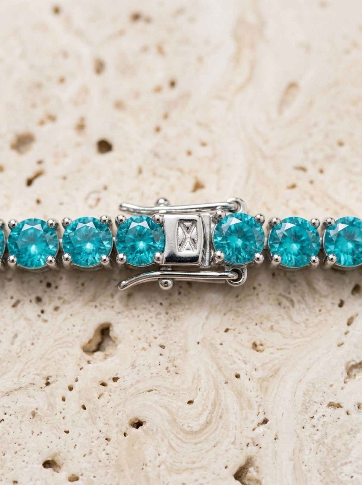 Prata | Pulseira riviera de zircônia azul Paraíba Tinos – macro do fecho caixa com trava de segurança e das pedras