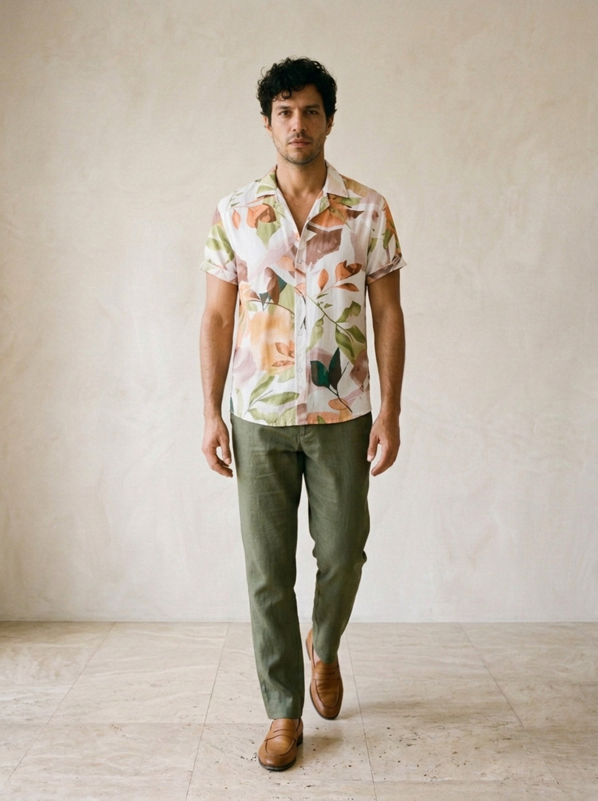Camisa tropical Toledo – corpo inteiro, modelo caminhando