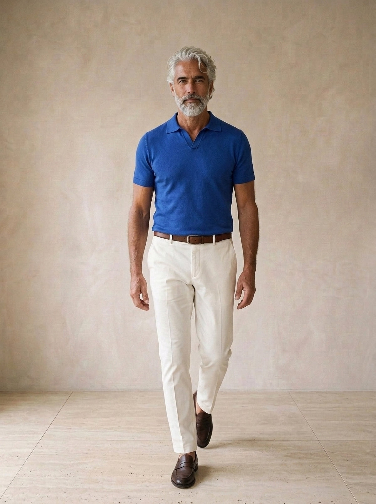 Azul | Camisa polo lisa Tomar azul – corpo inteiro, modelo caminhando
