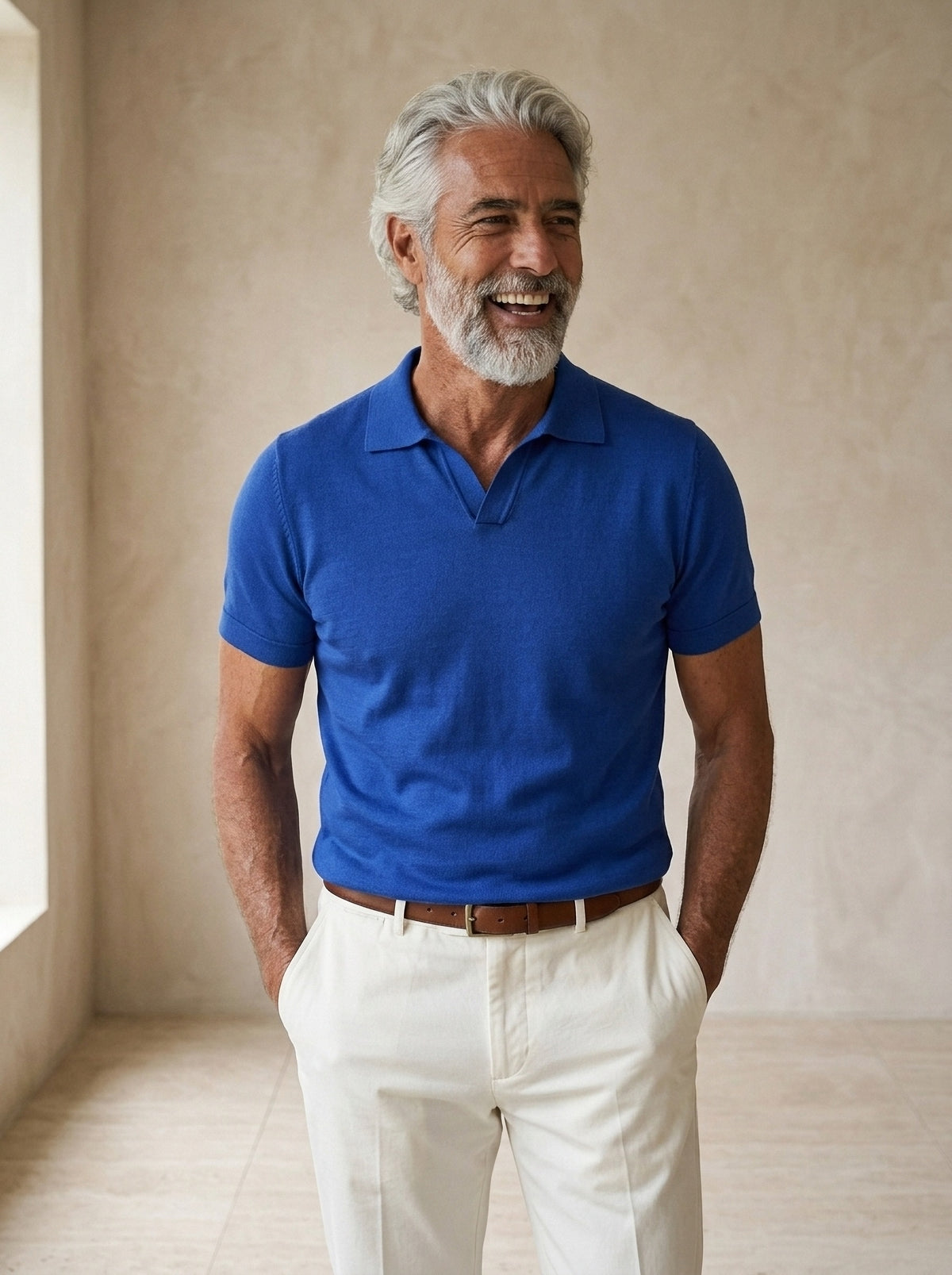 Azul | Camisa polo lisa Tomar azul – modelo sorrindo, recorte médio