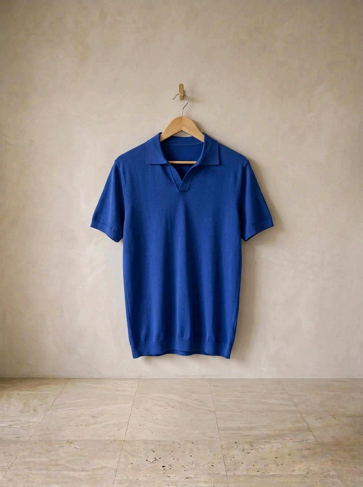 Azul | Camisa polo lisa Tomar azul – peça sozinha, no cabide de madeira