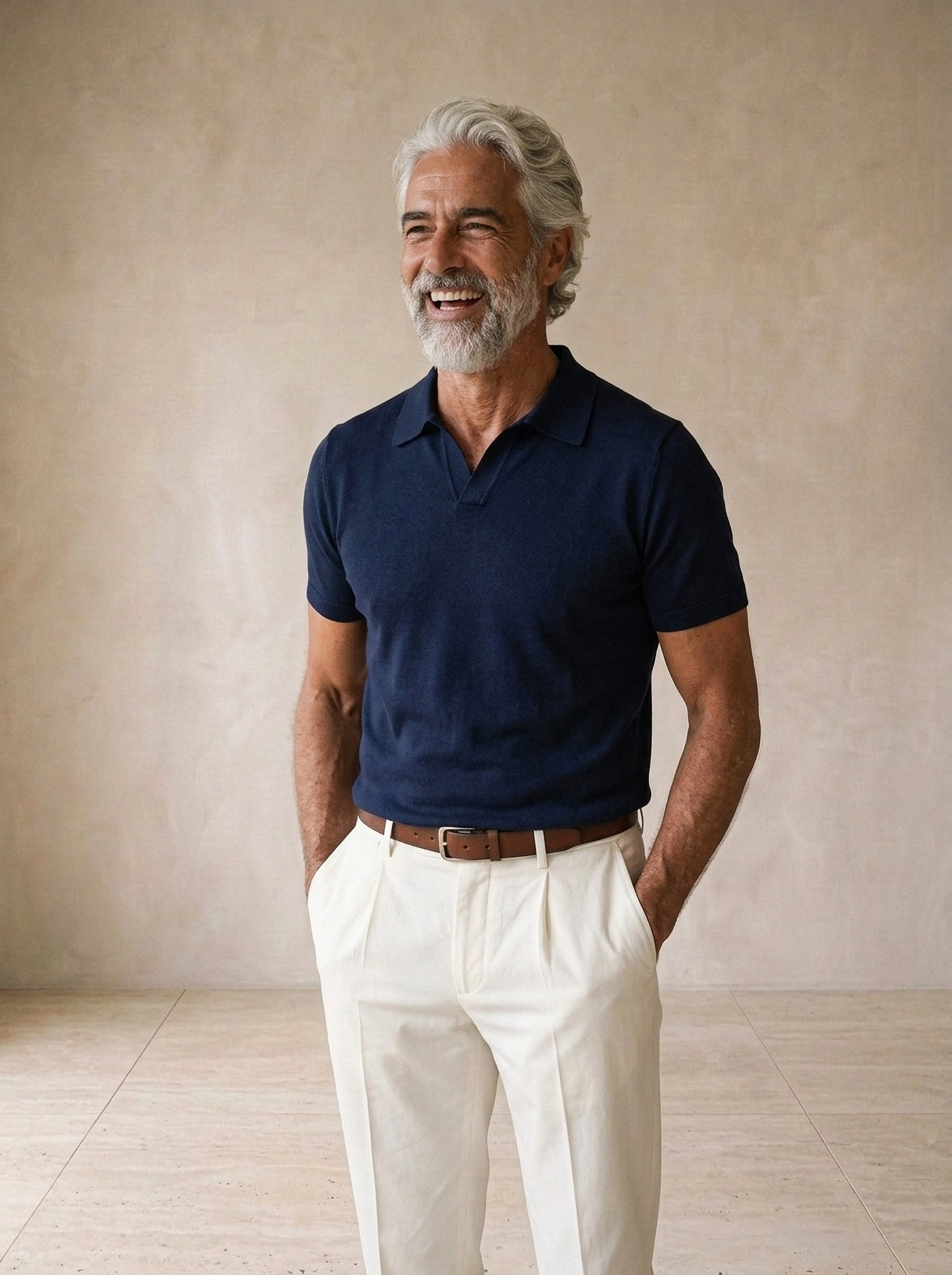 Azul-marinho | Camisa polo lisa Tomar azul-marinho – modelo sorrindo, recorte médio