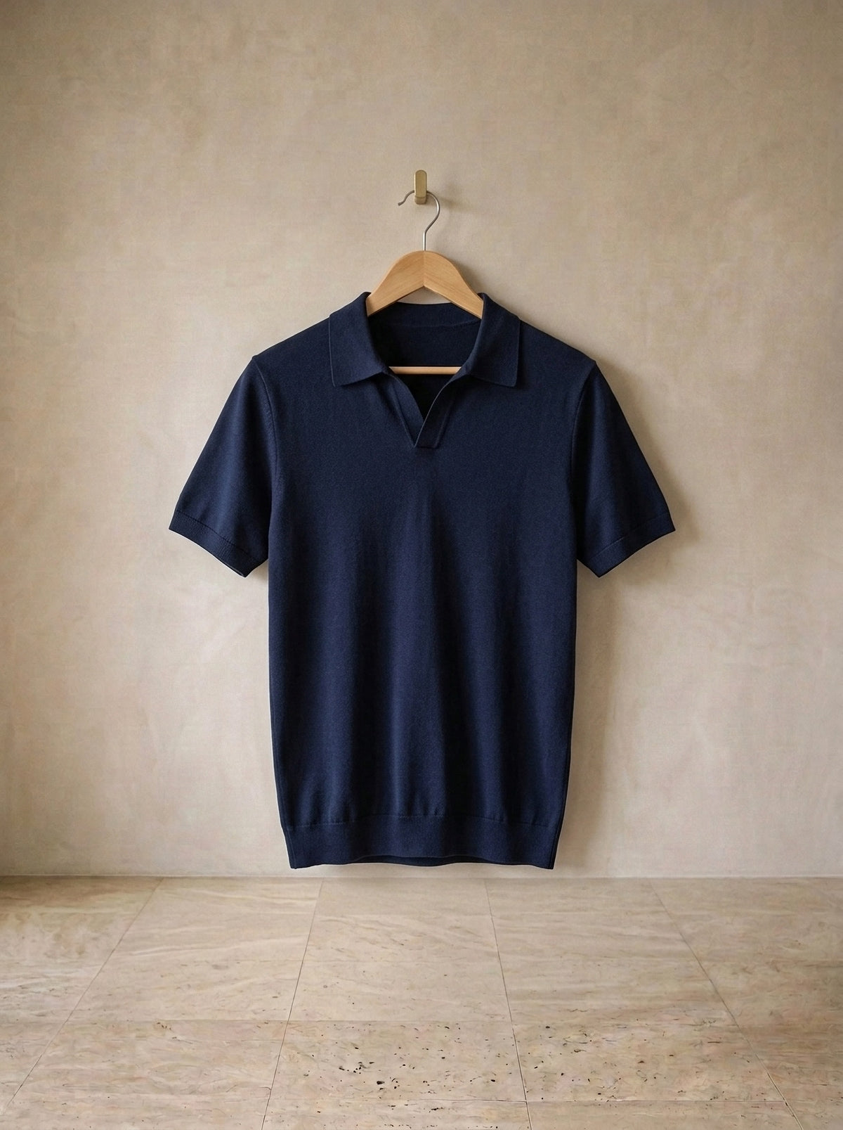 Azul-marinho | Camisa polo lisa Tomar azul-marinho – peça sozinha, no cabide de madeira