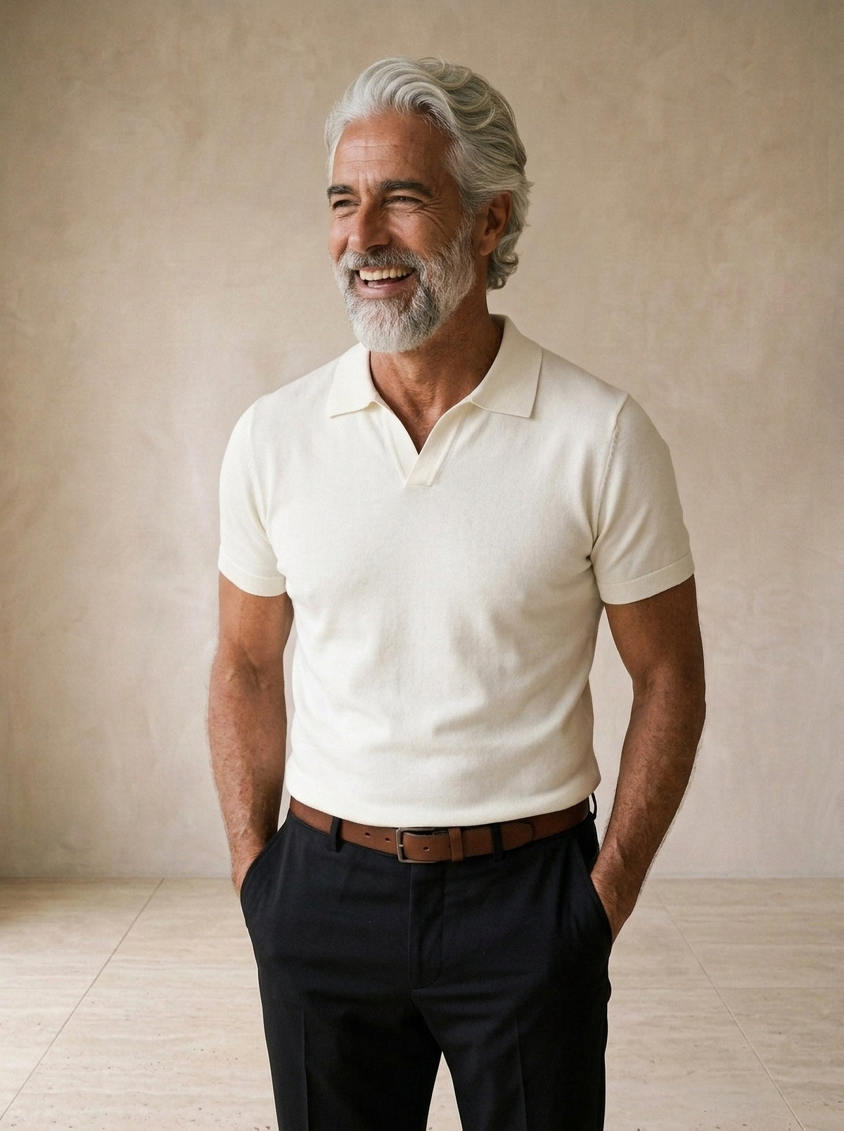 Branco | Camisa polo lisa Tomar branco – modelo sorrindo, recorte médio