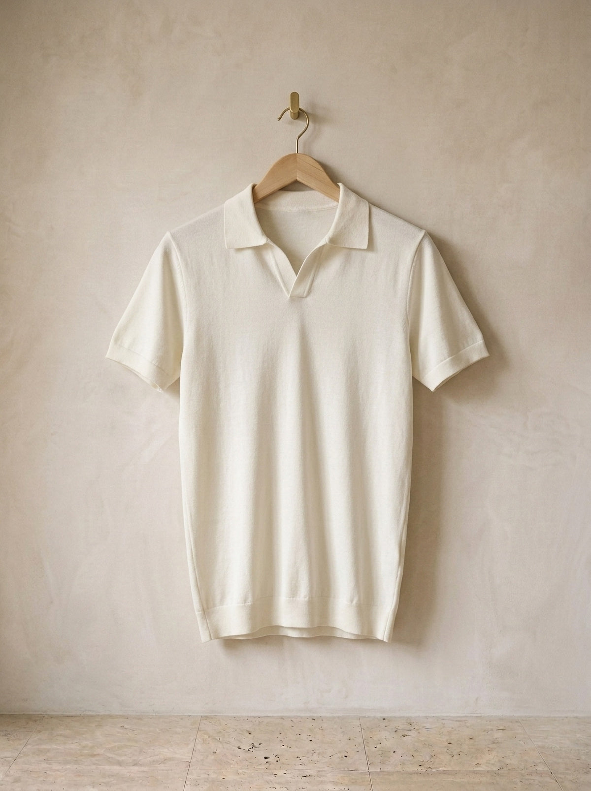 Branco | Camisa polo lisa Tomar branco – peça sozinha, no cabide de madeira