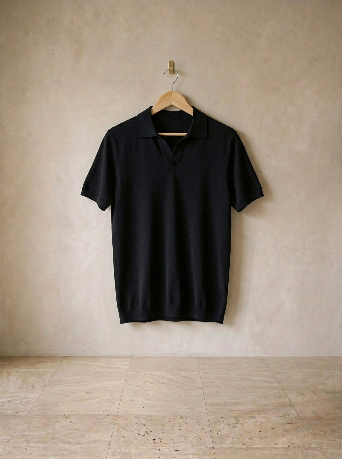 Preto | Camisa polo lisa Tomar preto – peça sozinha, no cabide de madeira