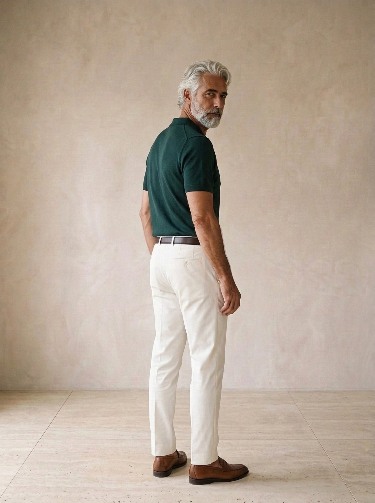 Verde | Camisa polo lisa Tomar verde – costas, olhando por cima do ombro