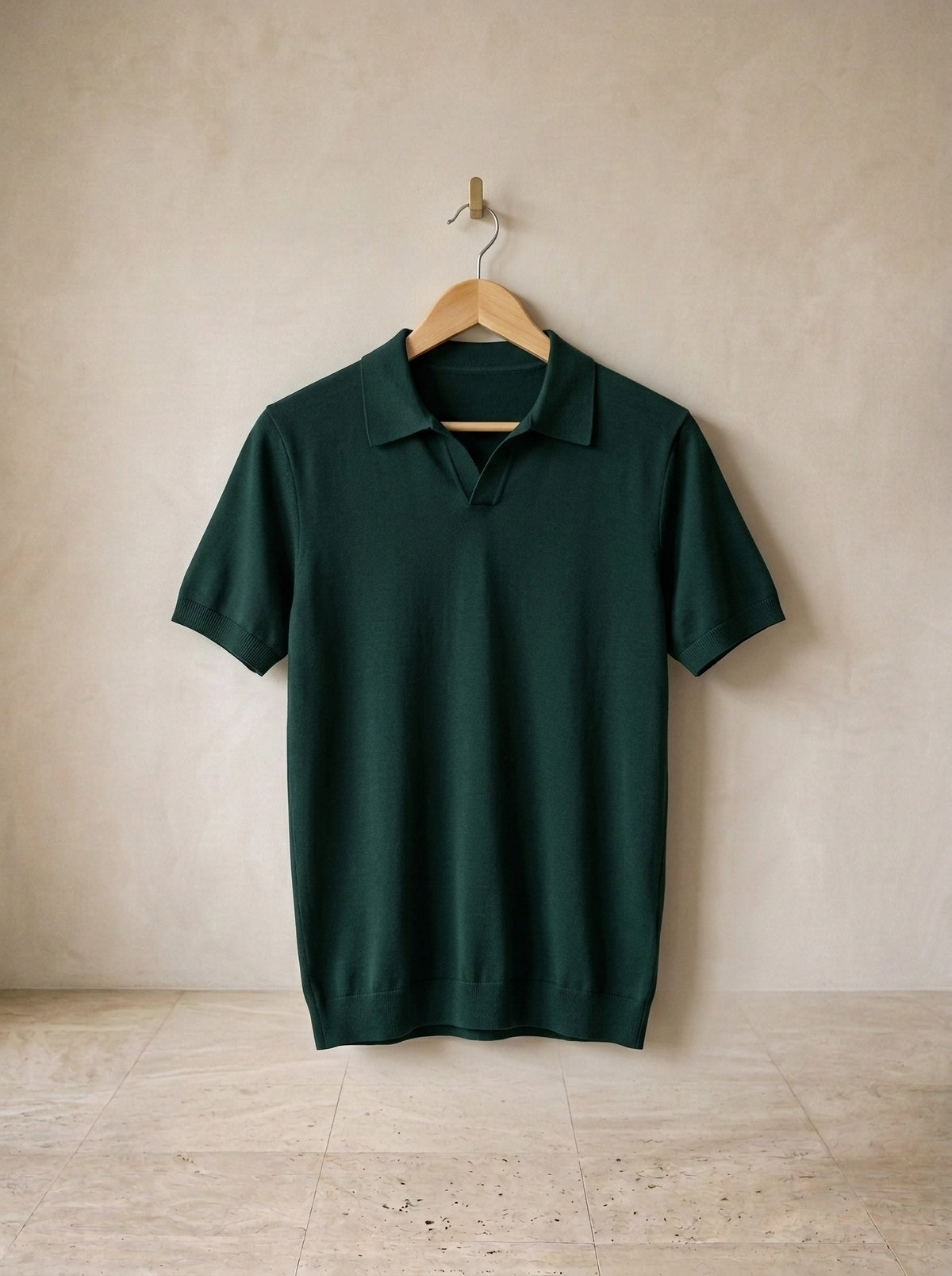 Verde | Camisa polo lisa Tomar verde – peça sozinha, no cabide de madeira