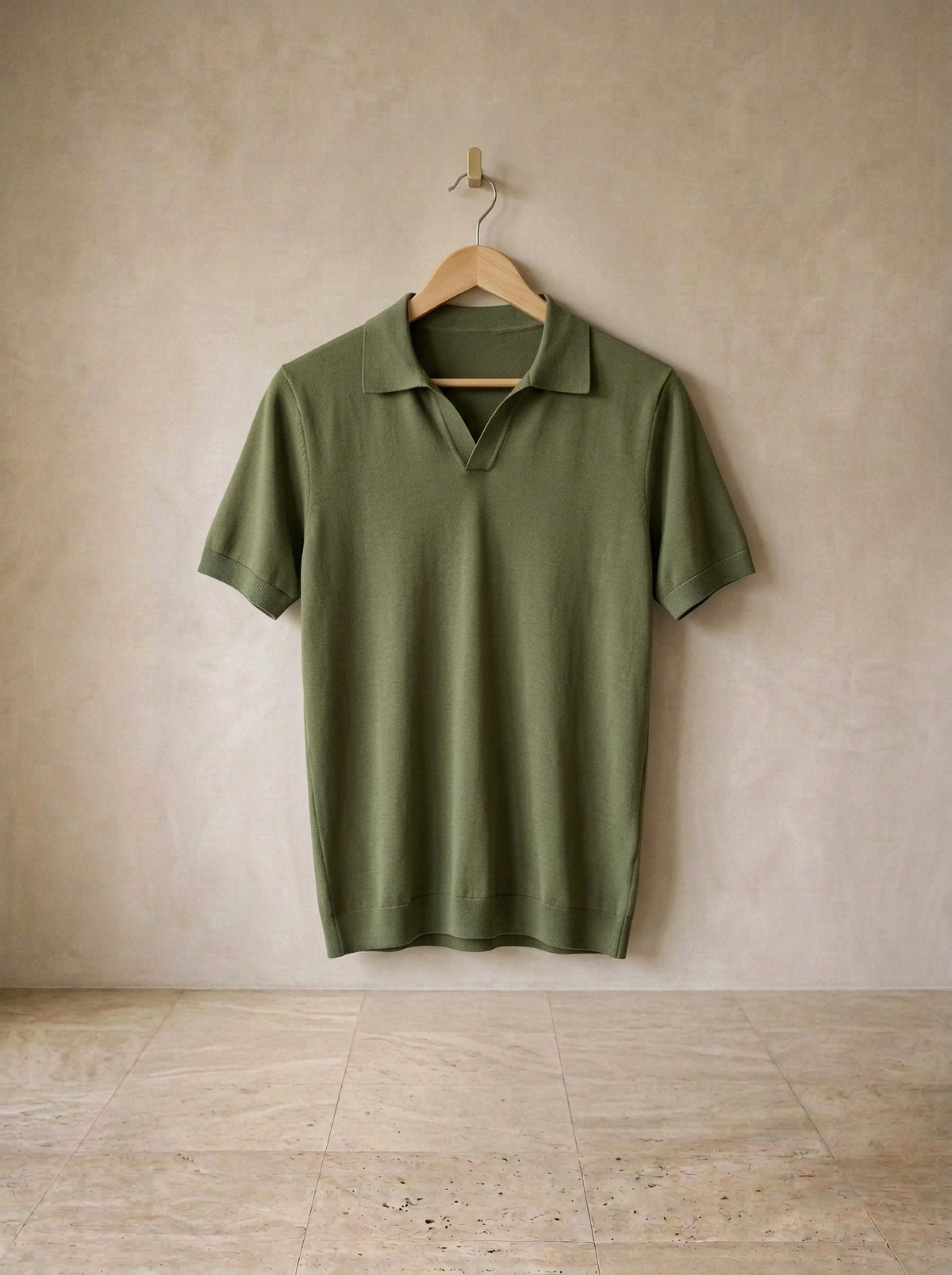 Verde-claro | Camisa polo lisa Tomar verde-claro – peça sozinha, no cabide de madeira