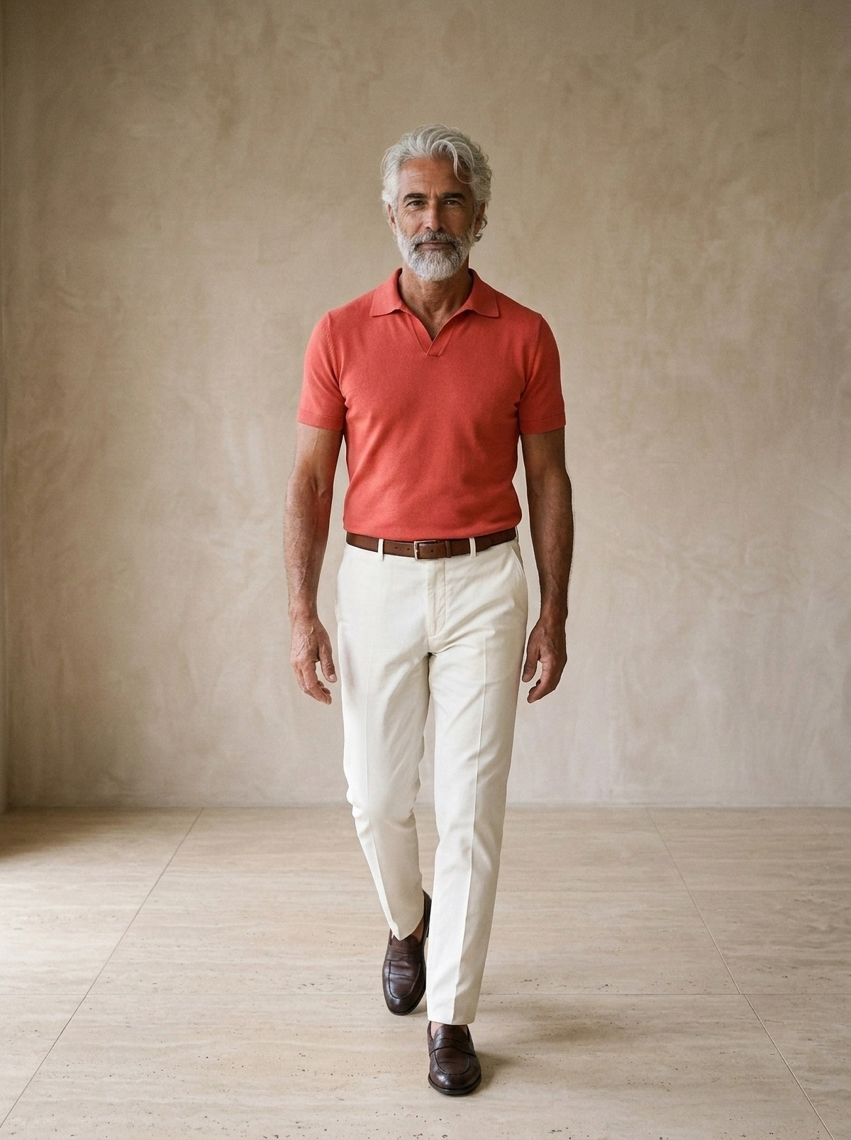 Vermelho | Camisa polo lisa Tomar vermelho – corpo inteiro, modelo caminhando