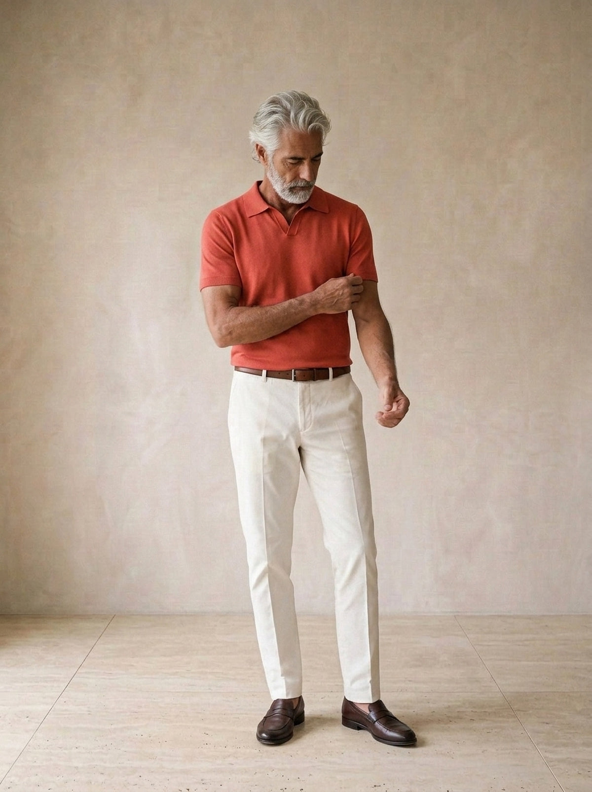 Vermelho | Camisa polo lisa Tomar vermelho – modelo ajustando a manga