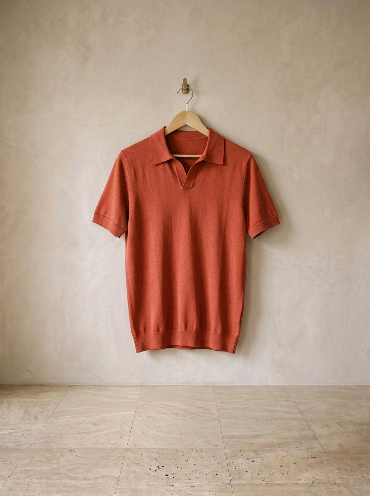 Vermelho | Camisa polo lisa Tomar vermelho – peça sozinha, no cabide de madeira