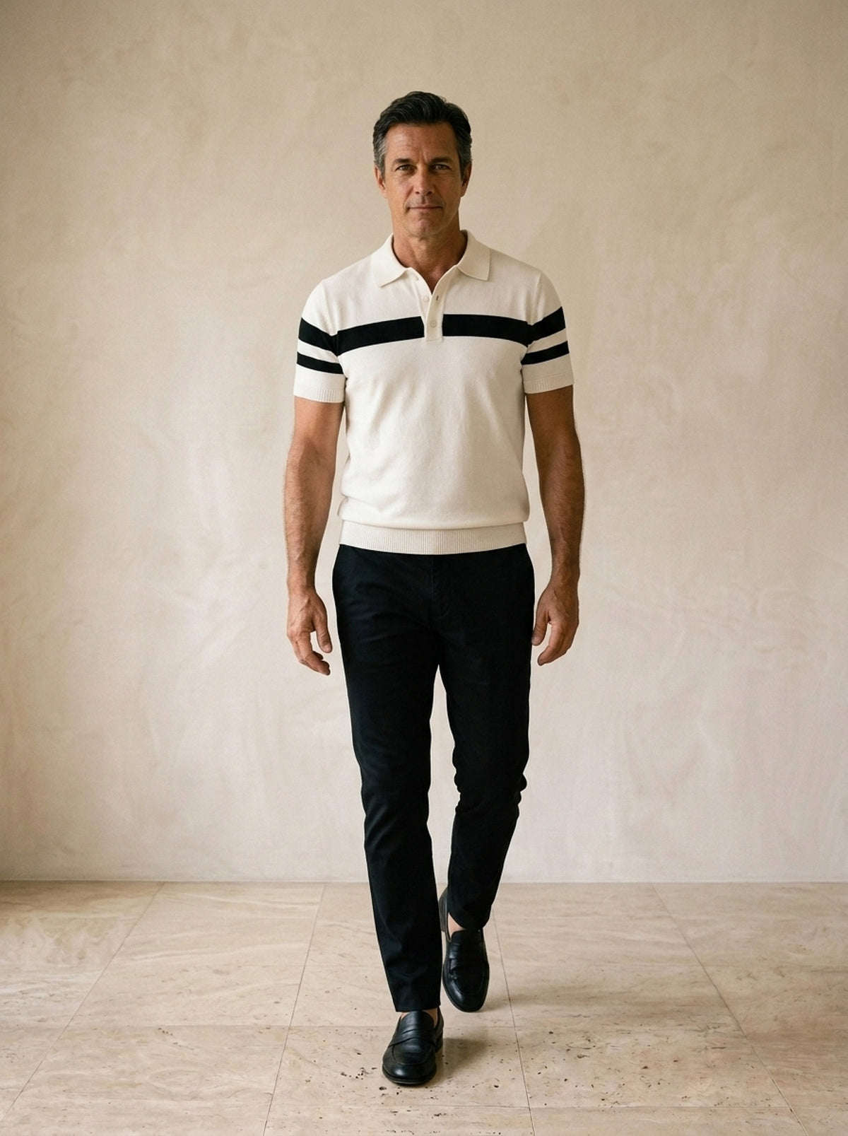 Branco | Polo de tricô com faixa Toulon branco – corpo inteiro, modelo caminhando