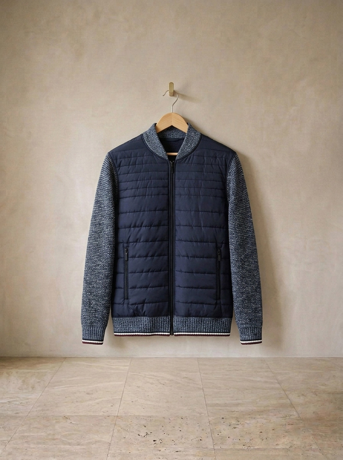 Azul | Jaqueta acolchoada com mangas de tricô Trakai azul – peça sozinha, foto de produto