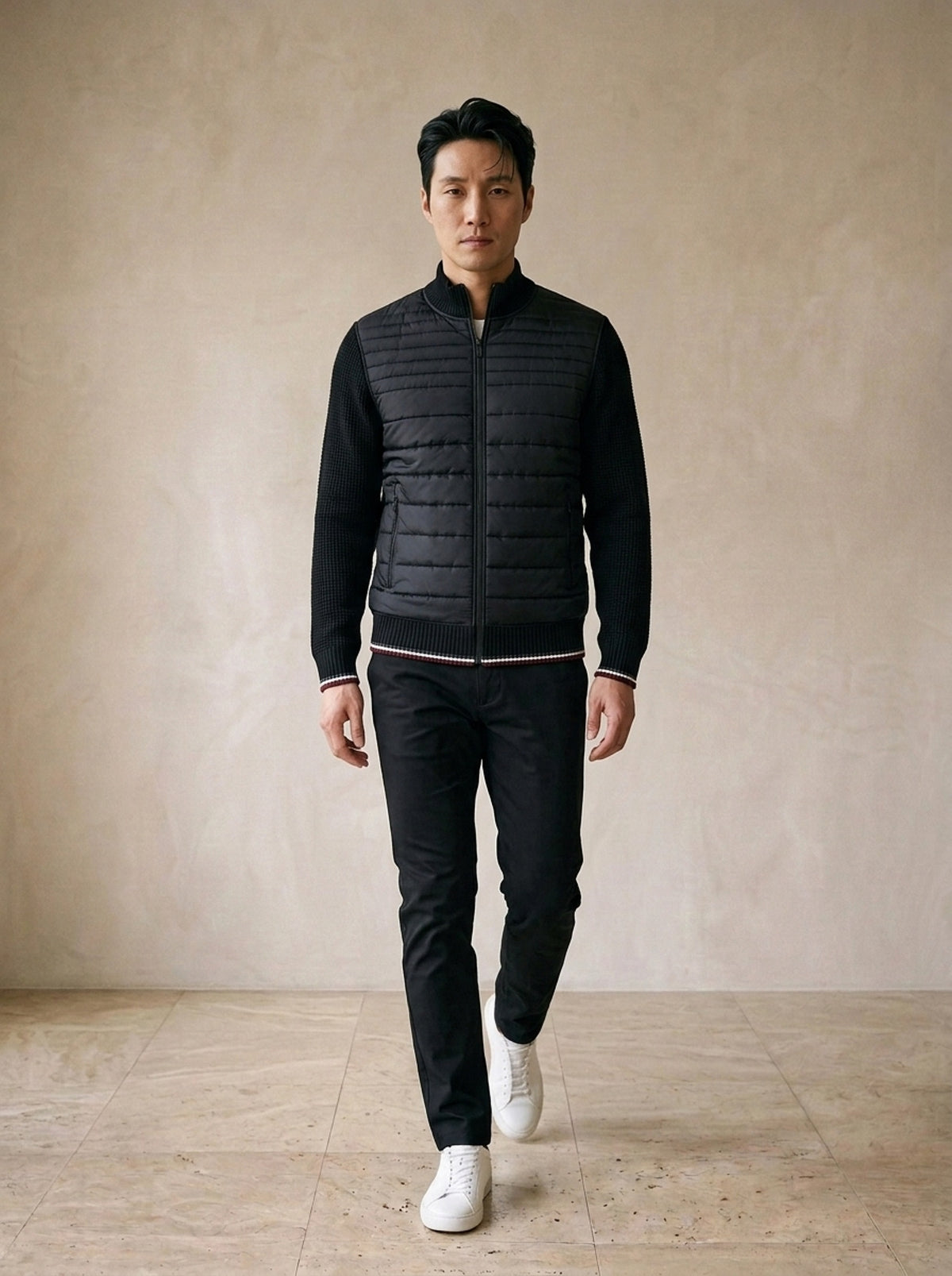 Preto | Jaqueta acolchoada com mangas de tricô Trakai preto – corpo inteiro, modelo caminhando