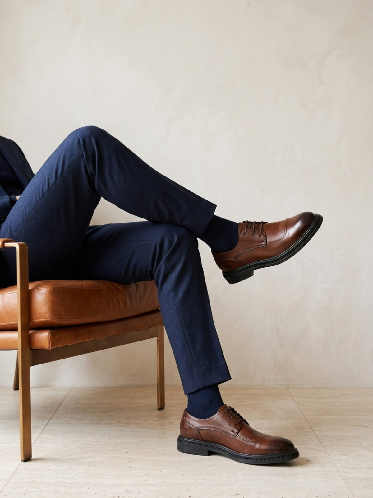 Marrom | Sapato social Sartong Travnik marrom – look com o modelo sentado