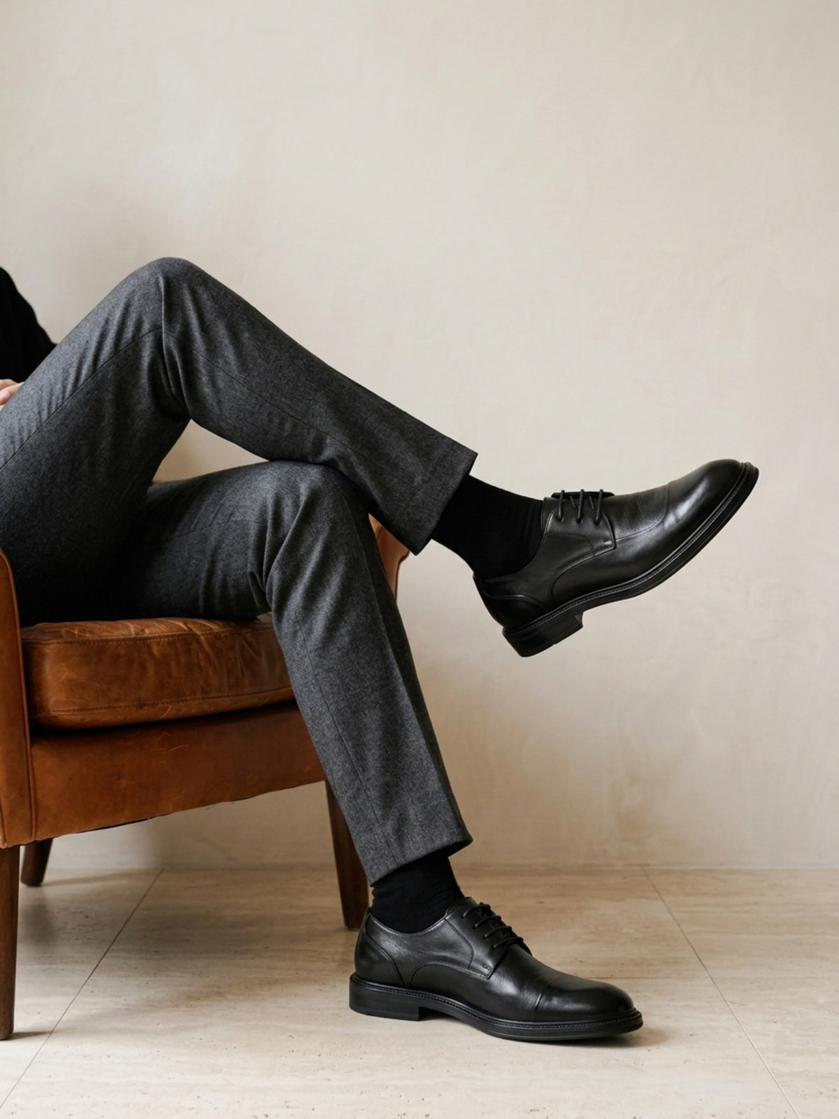 Preto | Sapato social Sartong Travnik preto – look com o modelo sentado