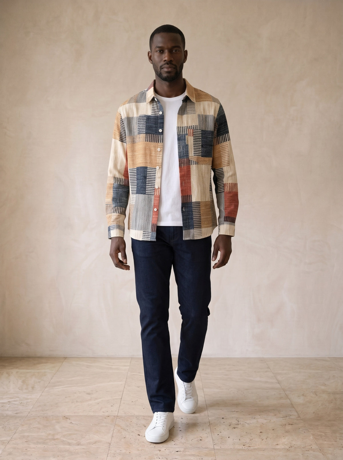 Camisa estampa patchwork Trento – corpo inteiro, modelo caminhando