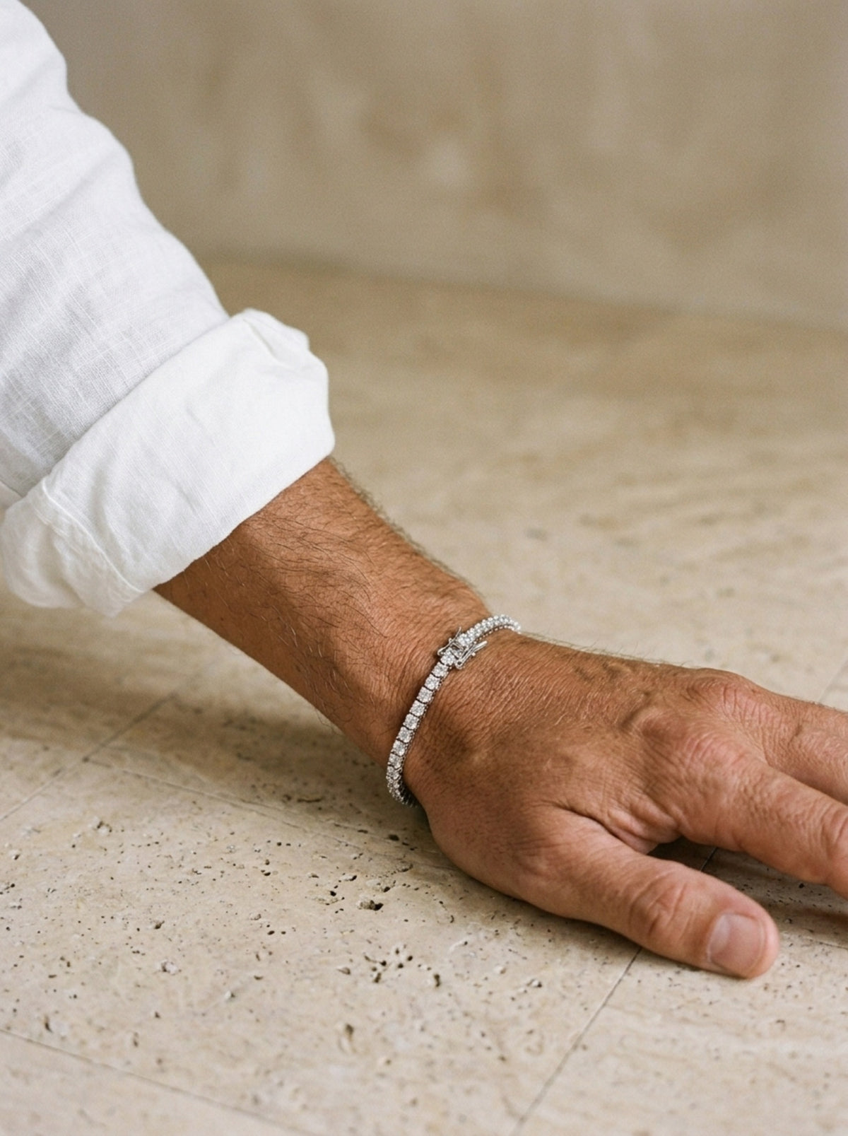 Prata | Pulseira riviera de prata 925 Trieste – no pulso, com punho de camisa de linho branca