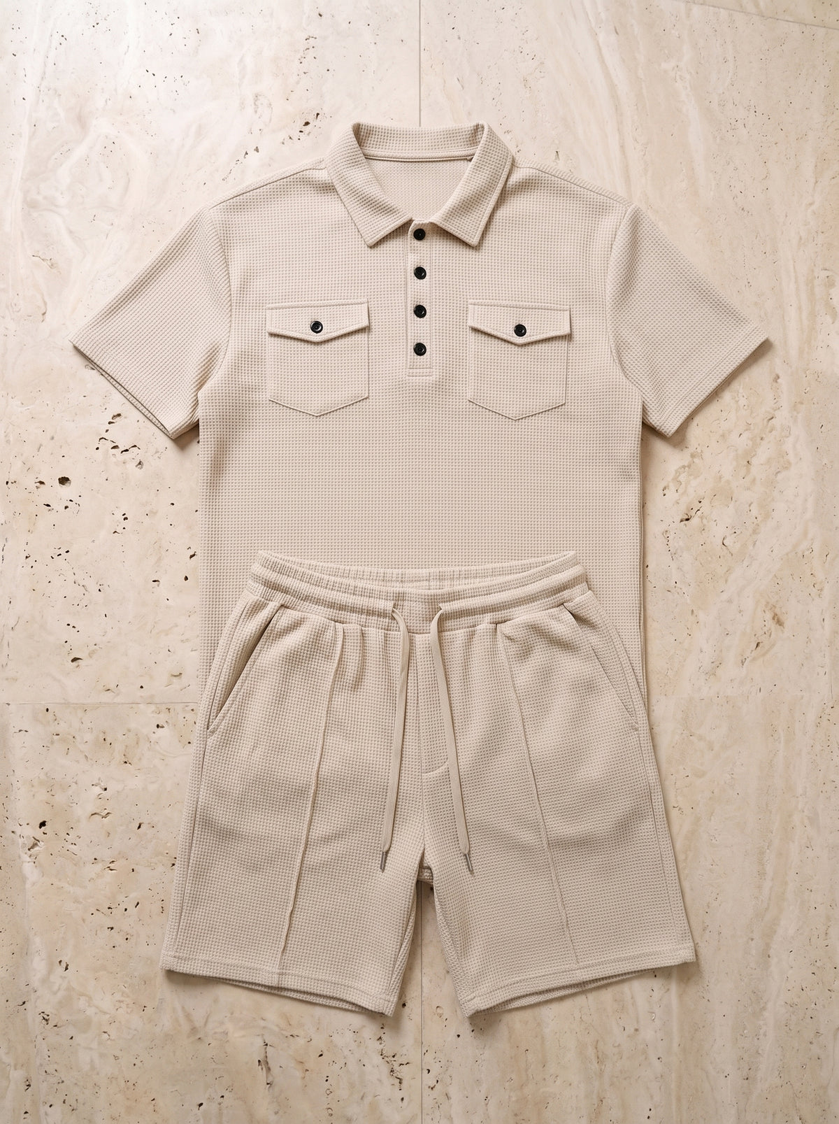 Bege | Conjunto polo waffle com bolsos e short Trogir bege – peça sozinha vista de cima