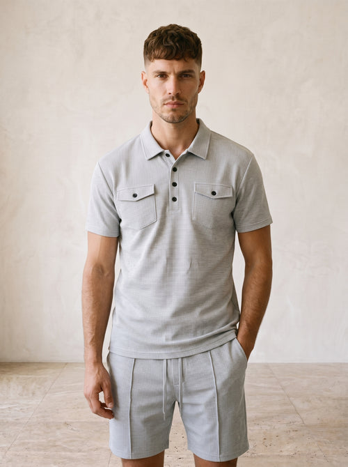 Cinza-claro | Conjunto polo waffle com bolsos e short Trogir cinza-claro – no corpo, vista de frente