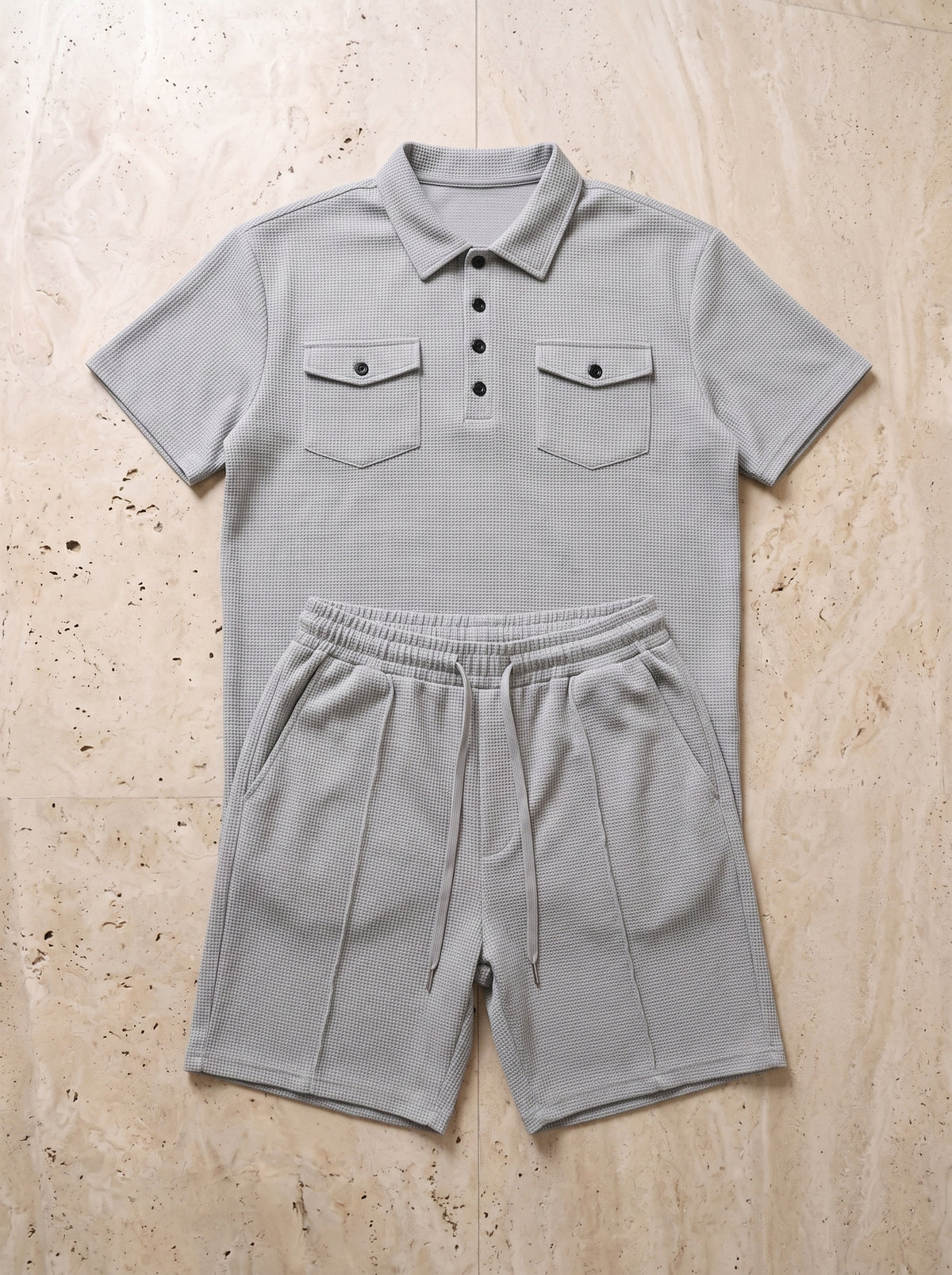 Cinza-claro | Conjunto polo waffle com bolsos e short Trogir cinza-claro – peça sozinha vista de cima